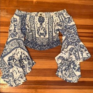 Patterned Flowy Sleeved Crop Top